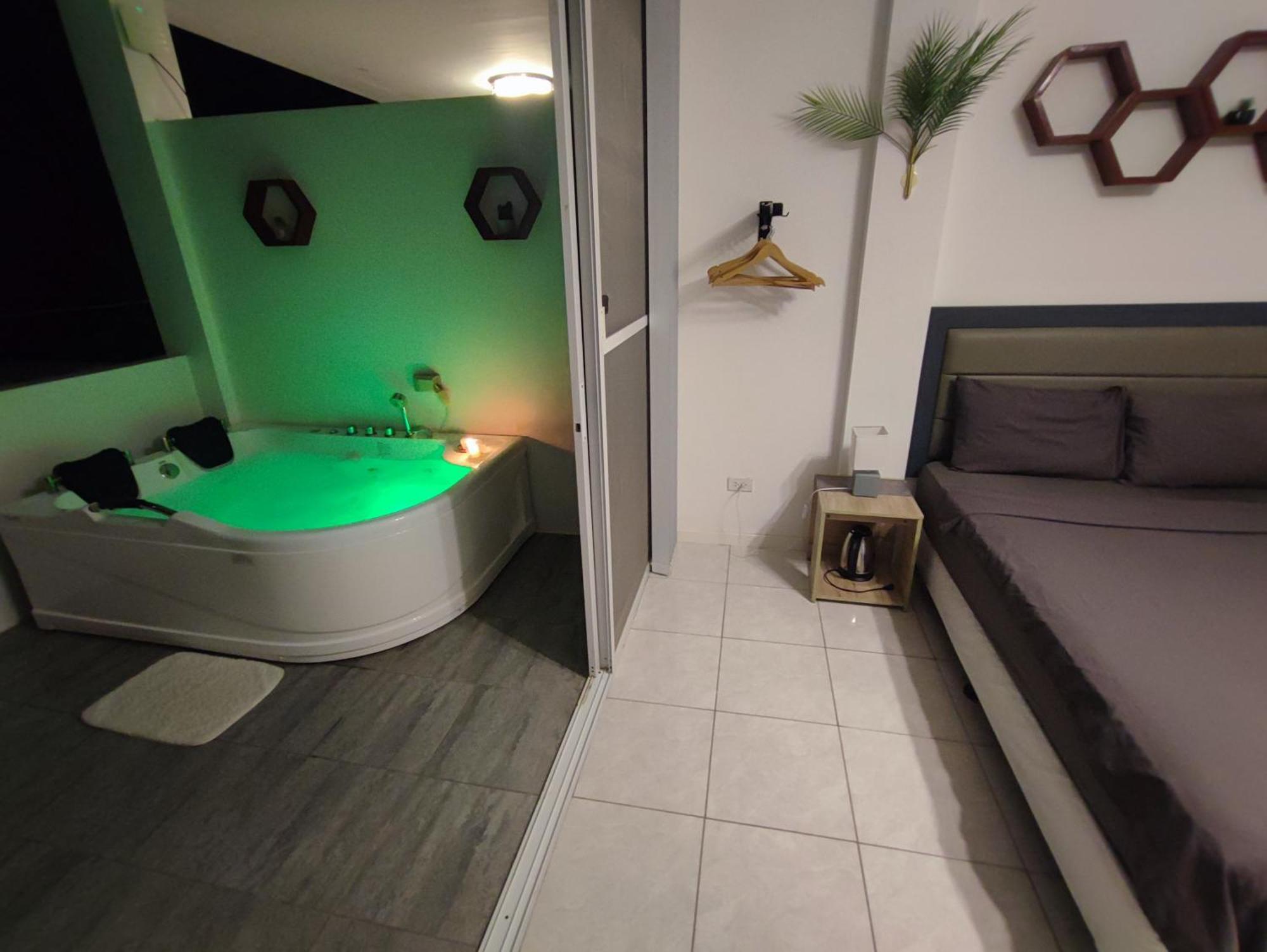 Bonsai Jacuzzi Suites Panglao-stad Buitenkant foto